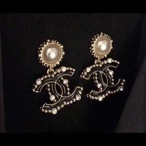 CHANEL pearl black classic vintage earrings